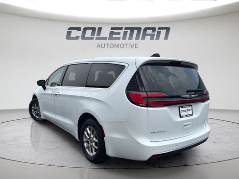 Used 2024 Chrysler Pacifica Touring-L FWD image 3