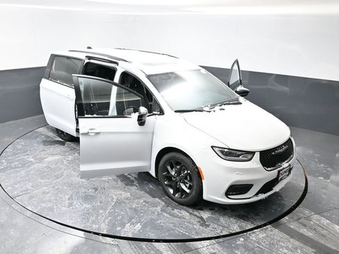 New 2026 Chrysler Pacifica Limited image 52