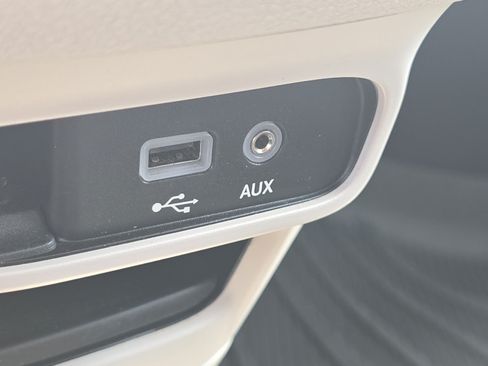 Used 2018 Chrysler Pacifica Limited FWD image 27