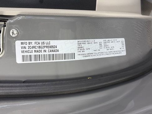 Used 2023 Chrysler Pacifica Touring-L FWD image 9