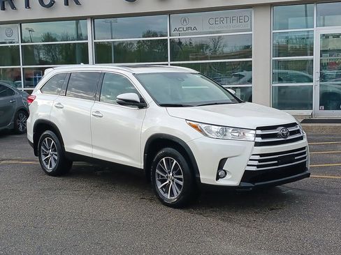 Used 2019 Toyota Highlander XLE AWD/4WD image 1