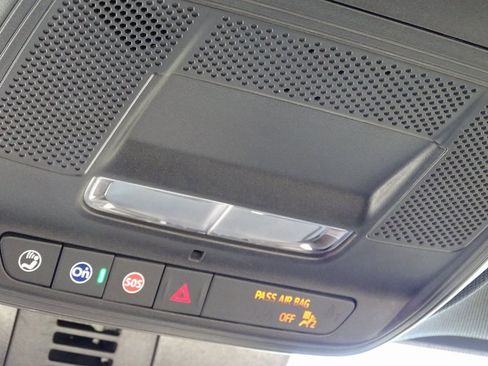 Used 2025 Chevrolet Traverse LT image 38