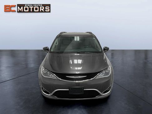 Used 2017 Chrysler Pacifica Touring-L w/ Tire & Wheel Group FWD image 8