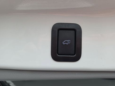 Used 2019 Toyota Highlander Limited Platinum AWD/4WD image 11