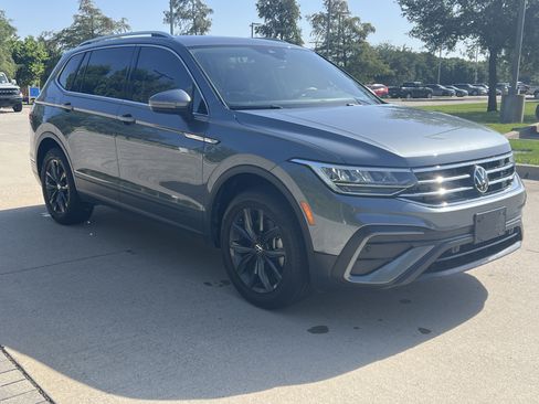 Certified 2023 Volkswagen Tiguan SE w/ Panoramic Sunroof Package FWD image 2