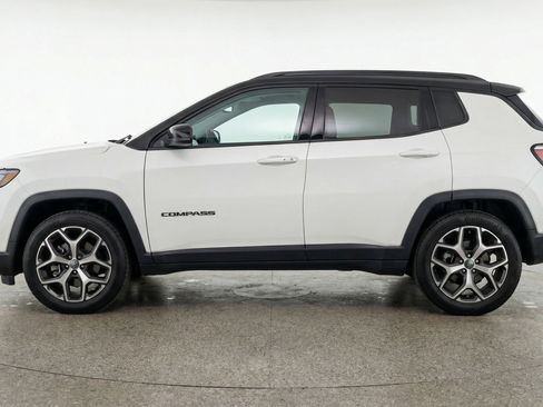 Used 2025 Jeep Compass Limited image 5