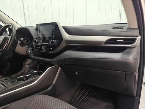 Used 2022 Toyota Highlander LE image 30