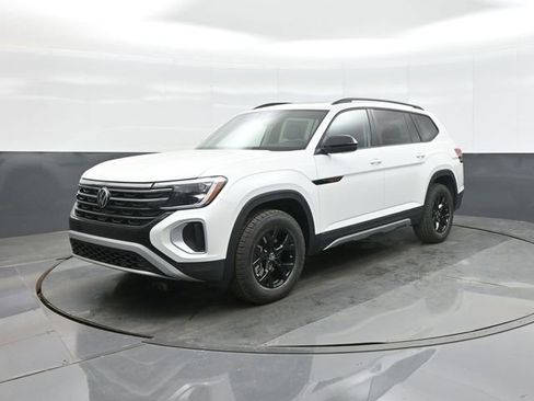 New 2026 Volkswagen Atlas Peak Edition image 3