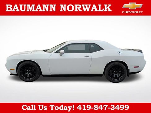 Used 2013 Dodge Challenger SXT RWD image 2