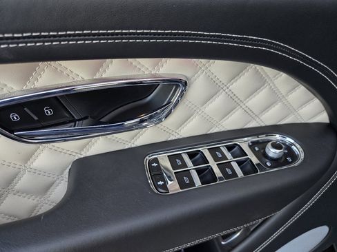 Used 2022 Bentley Bentayga image 58