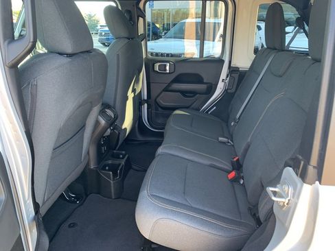 Used 2024 Jeep Wrangler Sahara image 13