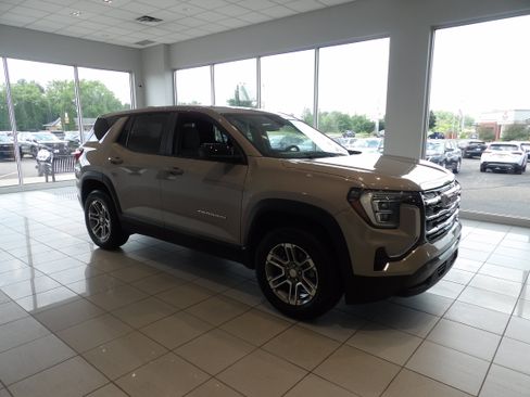 Used 2025 GMC Terrain Elevation AWD/4WD image 3