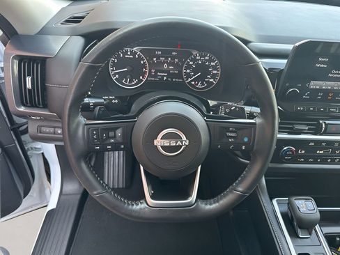 Used 2025 Nissan Pathfinder SL AWD/4WD image 12