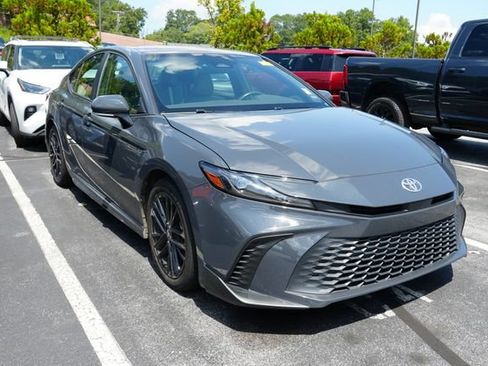 Used 2025 Toyota Camry SE FWD image 1
