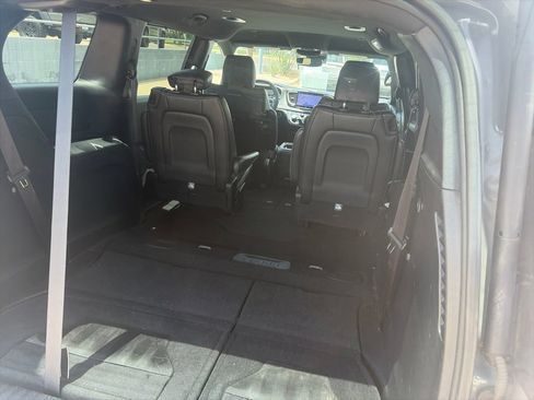 Used 2025 Chrysler Pacifica Select FWD image 11