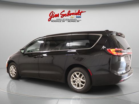 Used 2025 Chrysler Pacifica Select FWD image 4