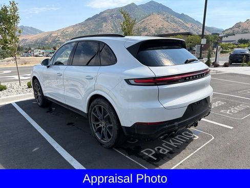 Certified 2024 Porsche Cayenne AWD/4WD image 4