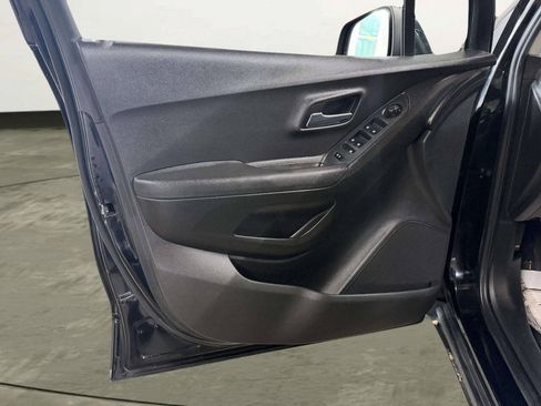 Used 2018 Chevrolet Trax LS AWD/4WD image 14