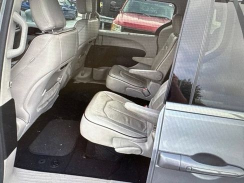 Used 2020 Chrysler Pacifica Limited FWD image 13