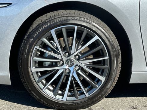 Certified 2025 Lexus ES 300h w/ Premium Package image 11