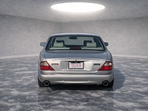 Used 2002 Jaguar XJ8 image 4