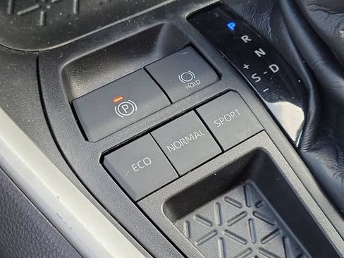 Used 2021 Toyota RAV4 LE FWD image 27