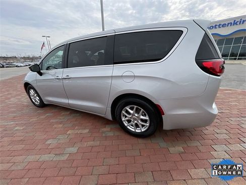 Used 2024 Chrysler Pacifica Touring-L image 32