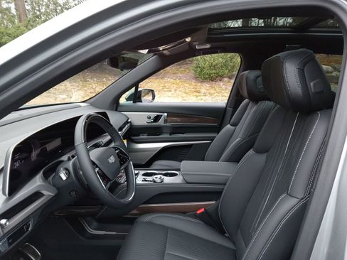 Used 2026 Cadillac Vistiq Sport w/ LPO, Floor Liner Package image 10