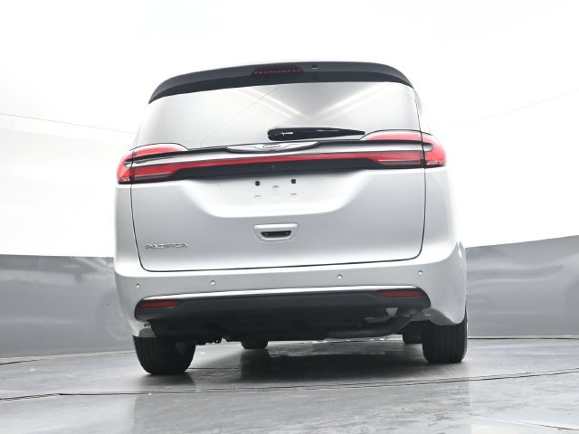 Used 2023 Chrysler Pacifica Touring-L FWD image 33