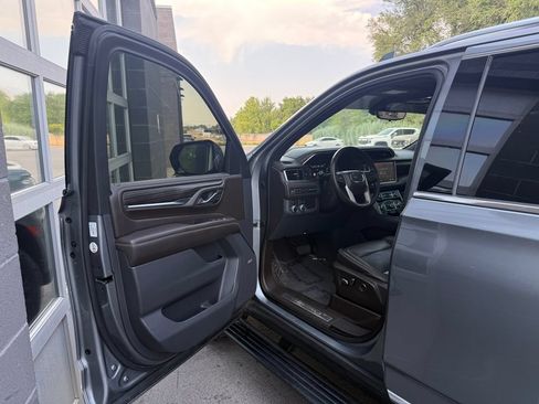Used 2021 GMC Yukon XL Denali w/ Denali Premium Package AWD/4WD image 17