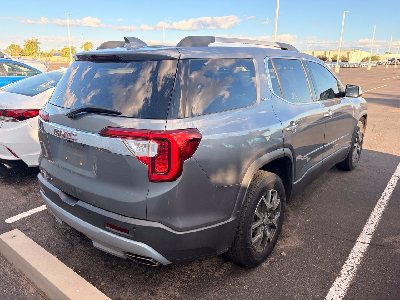 Used 2021 GMC Acadia SLE w/ Driver Convenience Package FWD image 5
