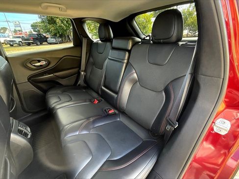 Used 2019 Jeep Cherokee Trailhawk image 22