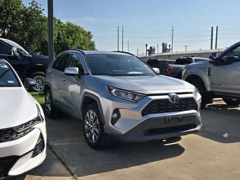 Used 2019 Toyota RAV4 XLE Premium w/ Cold Weather Package FWD image 1