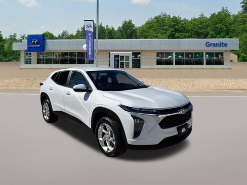 Used 2024 Chevrolet Trax LS w/ LS Convenience Package FWD image 3