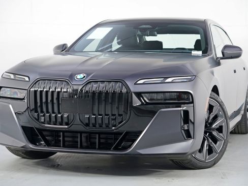 Used 2023 BMW i7 xDrive60 w/ Parking Assistance Package image 3