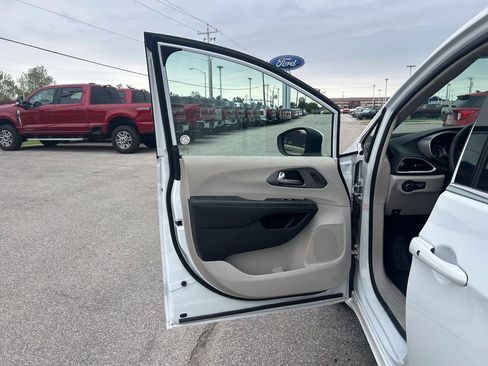 Used 2023 Chrysler Pacifica Touring-L FWD image 12