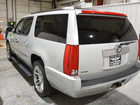 Used 2011 Cadillac Escalade ESV Premium image 12