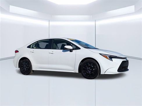 Used 2025 Toyota Corolla LE image 2