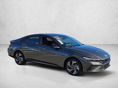 Used 2025 Hyundai Elantra SEL image 3