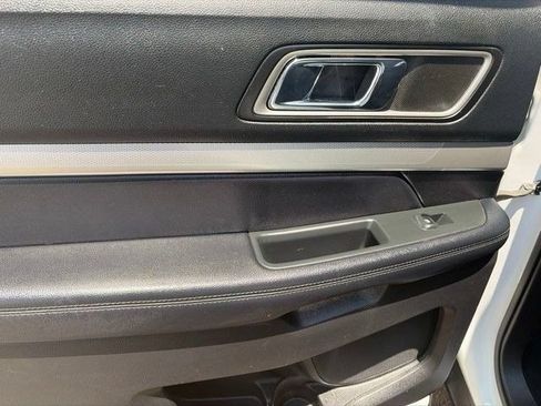 Used 2017 Ford Explorer XLT FWD image 31