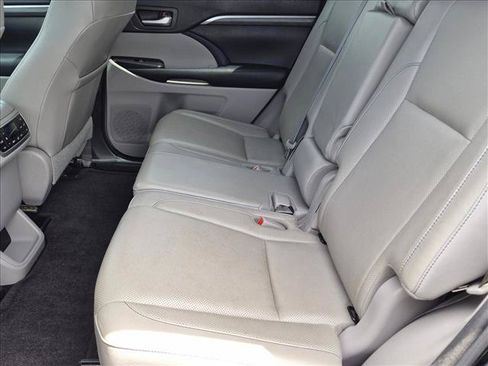 Used 2018 Toyota Highlander Limited Platinum AWD/4WD image 17