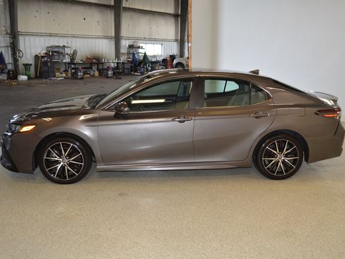 Used 2022 Toyota Camry SE image 6
