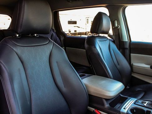 Used 2023 Kia Carnival LX image 40