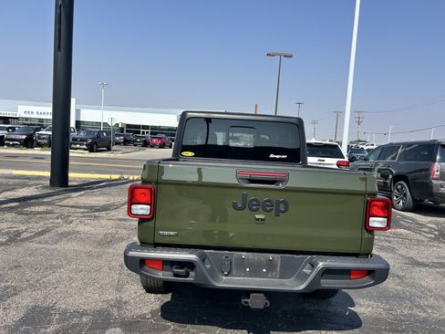 Used 2023 Jeep Gladiator Sport AWD/4WD image 4