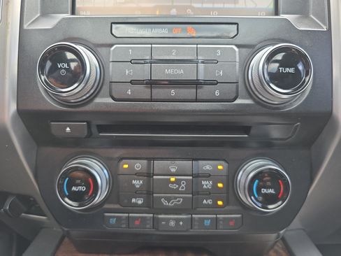 Used 2015 Ford F150 Platinum w/ Equipment Group 701A Luxury AWD/4WD image 25