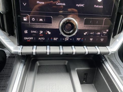 Used 2024 GMC Acadia Elevation image 28