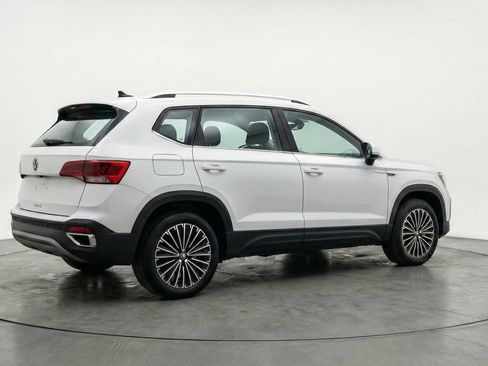 Used 2025 Volkswagen Taos SE image 9