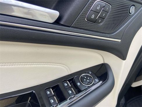 Used 2019 Ford Edge Titanium image 12