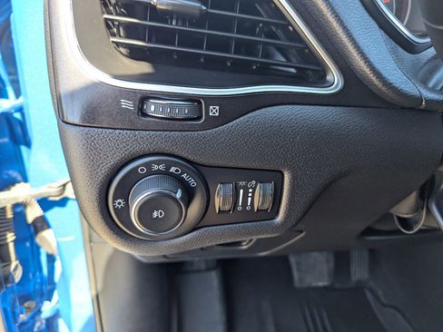 Used 2020 Jeep Cherokee Trailhawk w/ Cold Weather Group image 32