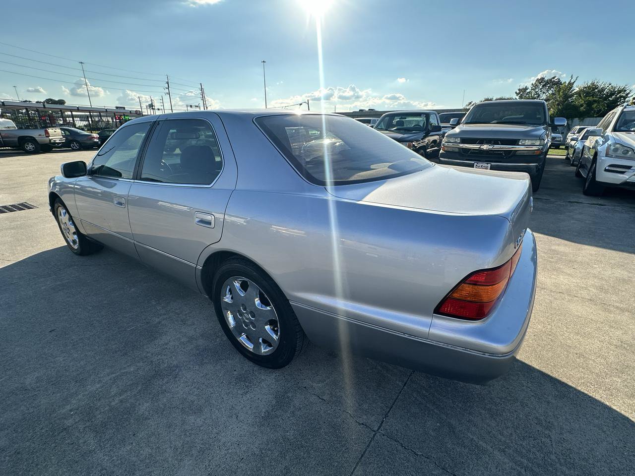 Used 1999 Lexus LS 400 w/ Premium Pkg RWD image 3